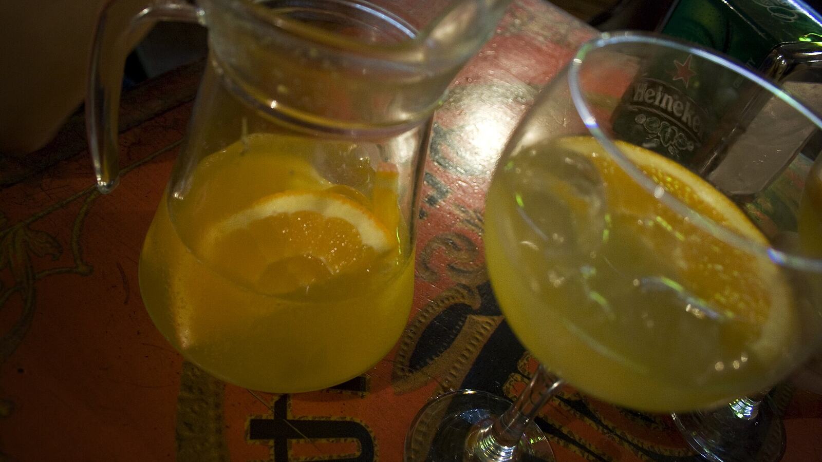 Een kan en glazen agua de Valencia, de bekende cocktail van de stad