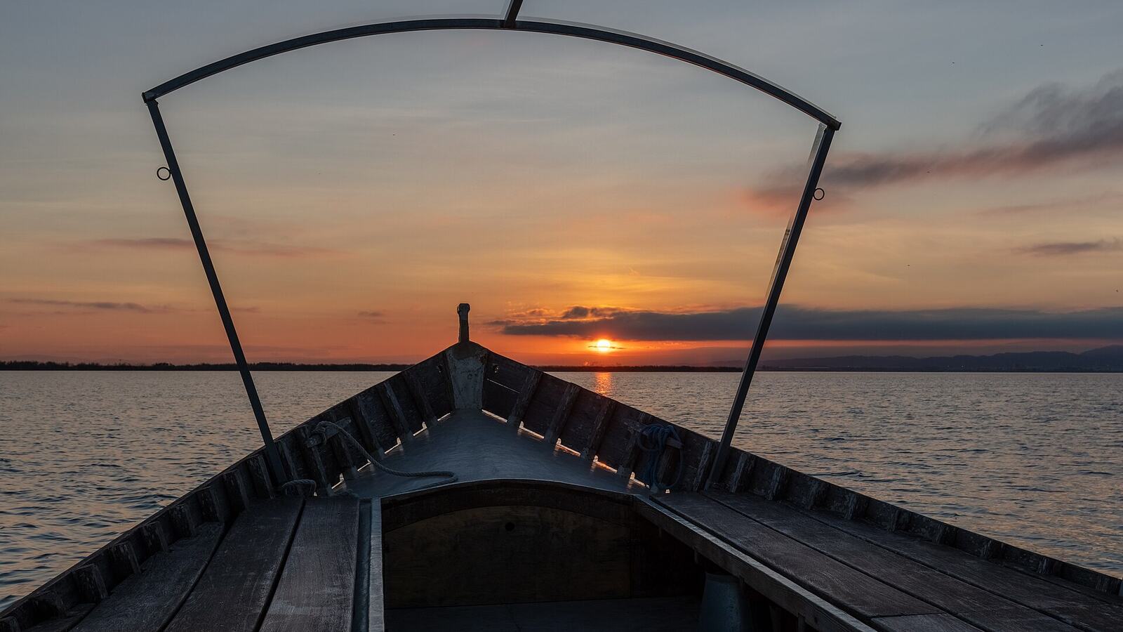 Met een traditionele platbodem over de lagune van de Albufera