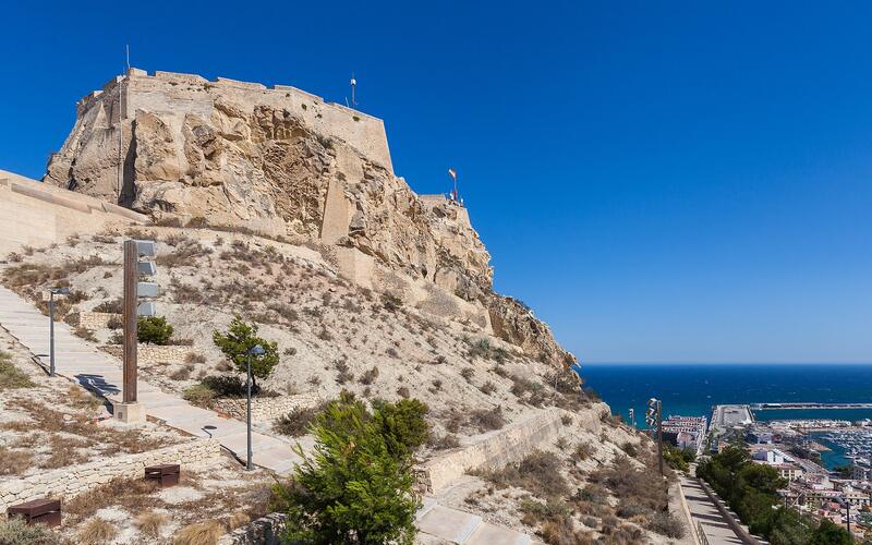 Het Castillo de Santa Bárbara hoog boven de stad Alicante en de zee