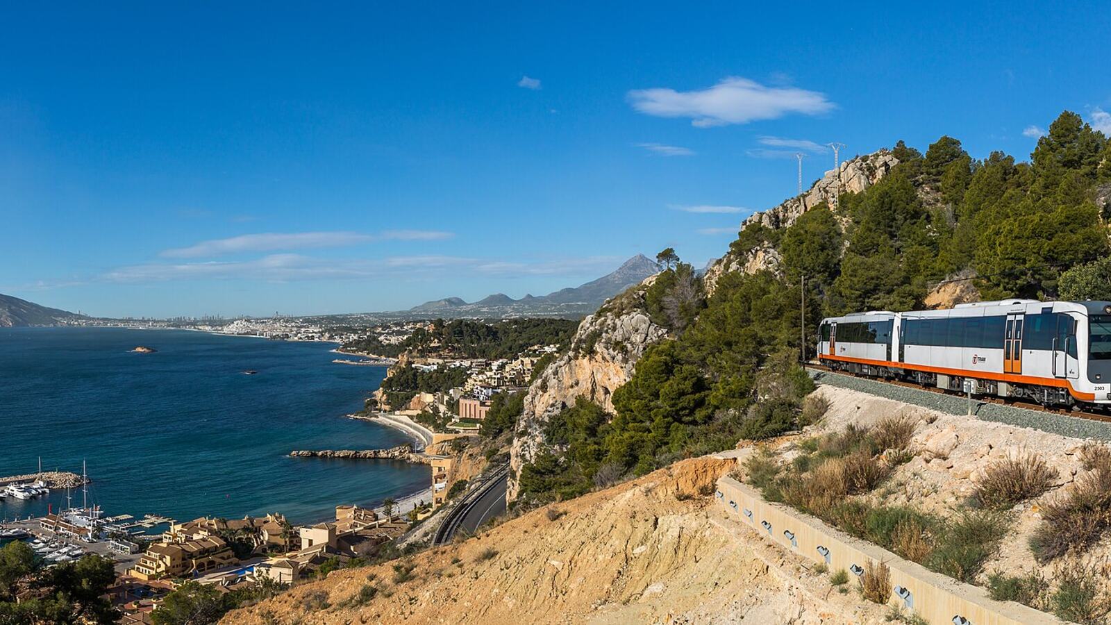De kusttram langs de rotskust tussen Altea en Calp