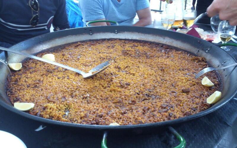 Een pan arroz a banda, een Valenciaans rijstgerecht met vis, met een citroenpartje