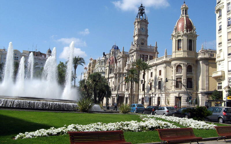 De Plaza del Ayuntamiento in Valencia met het stadhuis en fonteinen