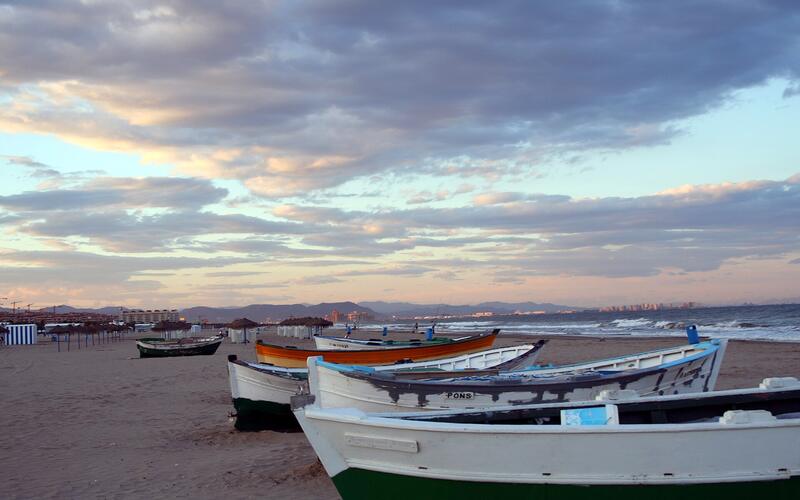 Vissersbootjes op het strand van El Cabanyal in Valencia