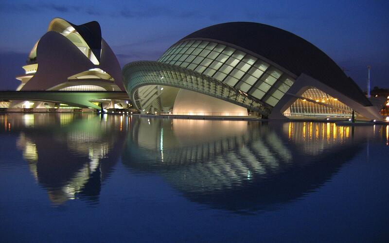 De Stad van Kunsten en Wetenschappen in Valencia 's avonds verlicht en weerspiegeld in het water