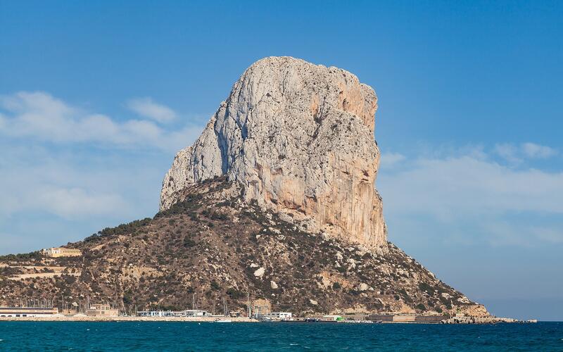 De Penyal d'Ifac, de grote rots van Calp, rijst op uit de zee aan de Costa Blanca