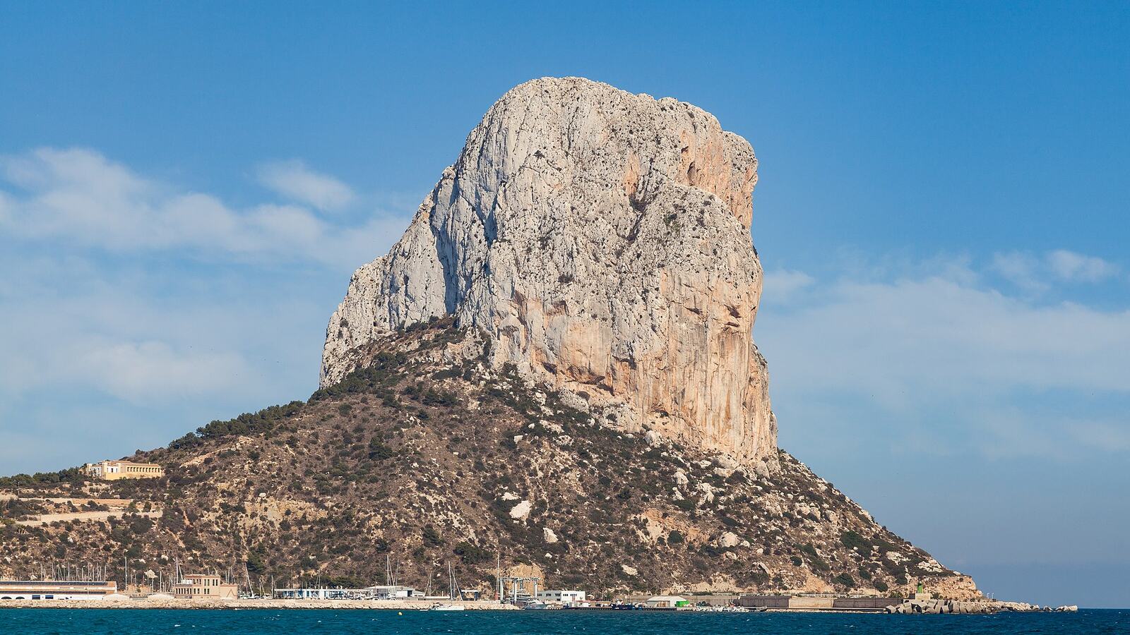 De Penyal d'Ifac, de grote rots van Calp, rijst op uit de zee aan de Costa Blanca