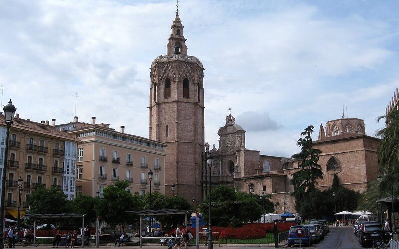 De Miguelete-toren en de kathedraal van Valencia gezien vanaf het plein