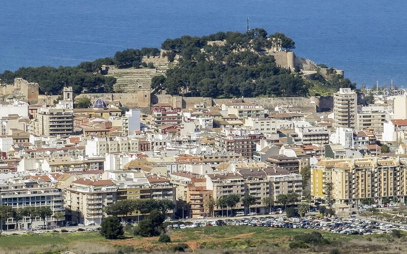 Uitzicht op het kasteel en de stad Dénia aan de Costa Blanca