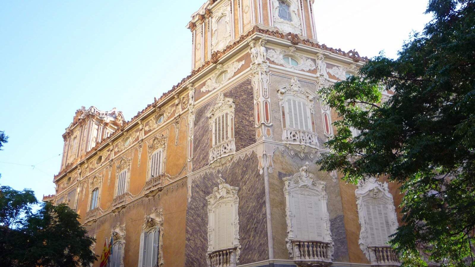 De overdadig gebeeldhouwde ingang van het Palacio del Marqués de Dos Aguas in Valencia