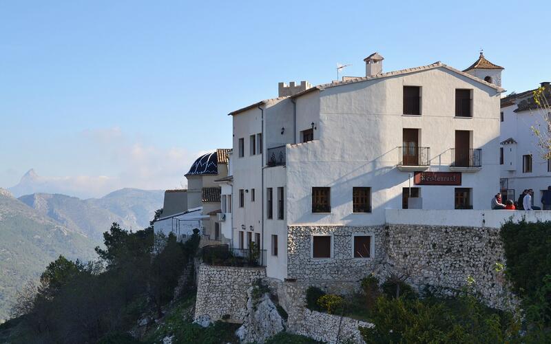 Het bergdorp Guadalest met witte huizen en een kasteel op de rots