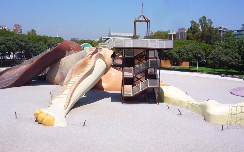 Kinderen spelen op de reusachtige Gulliver in het Turia-park in Valencia