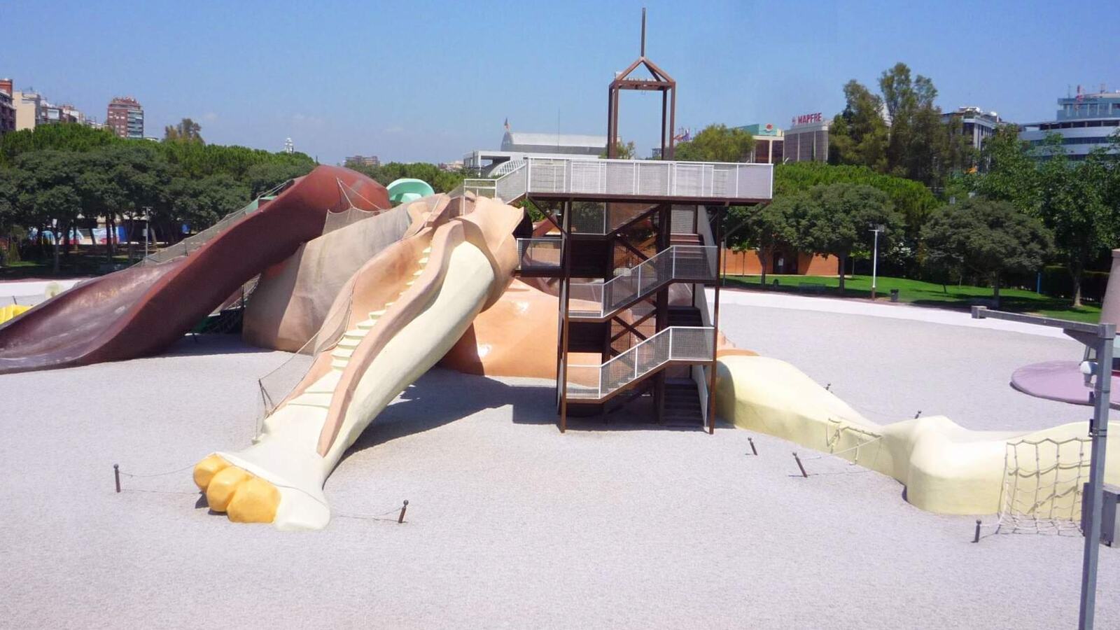 Kinderen spelen op de reus in het Parque Gulliver in het Turia-park