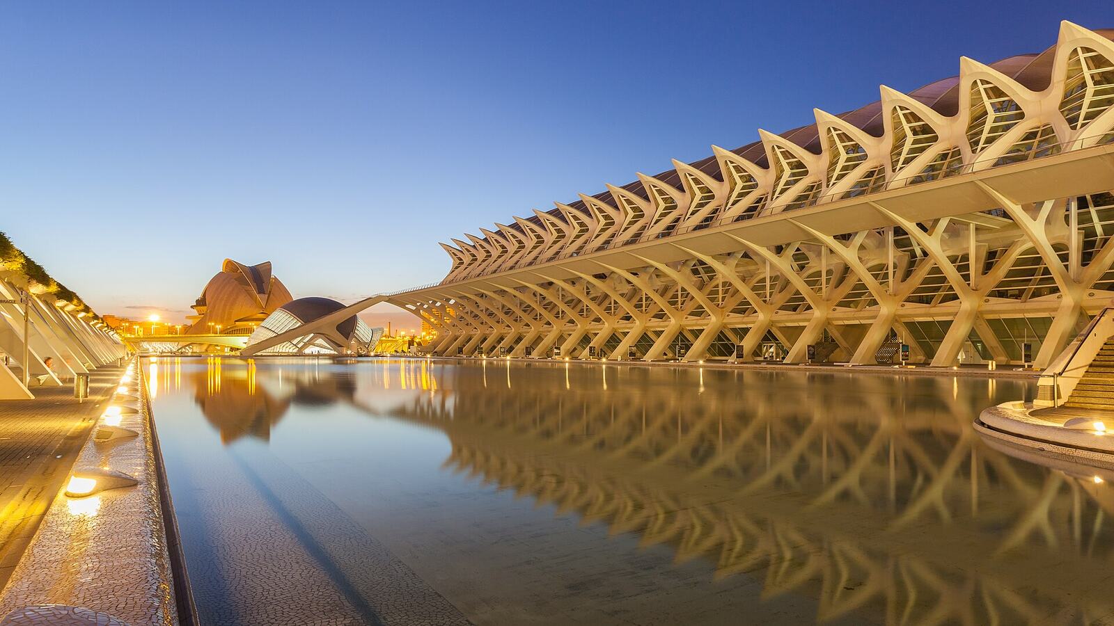 Het Museu de les Ciències van Valencia weerspiegeld in het water bij zonsondergang