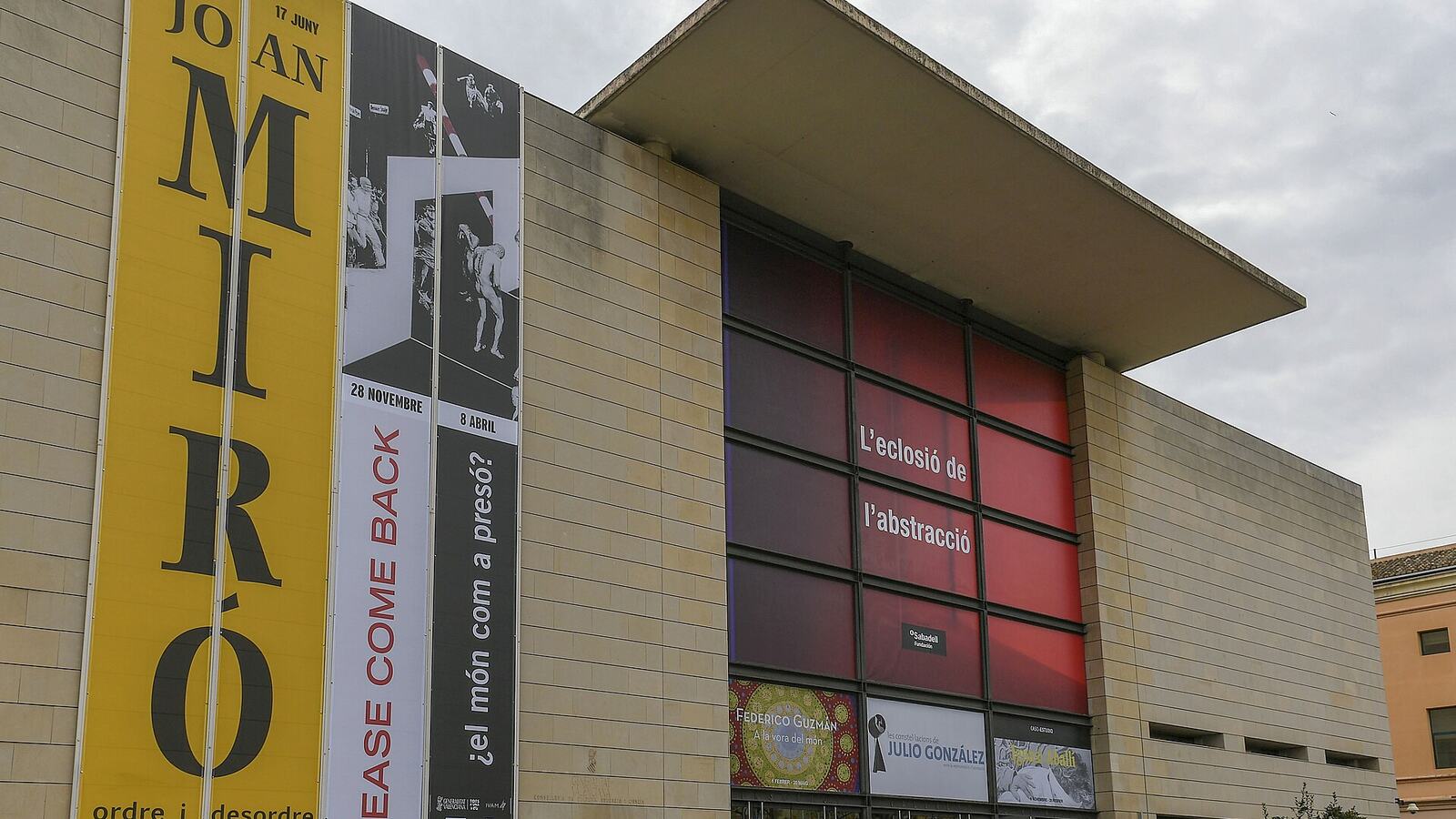 De gevel van het IVAM, het museum voor moderne kunst in Valencia