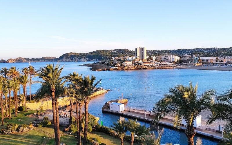 De baai van Xàbia aan de Costa Blanca met palmen en jachthaven