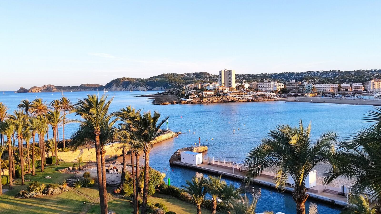 De baai van Xàbia aan de Costa Blanca met palmen en jachthaven