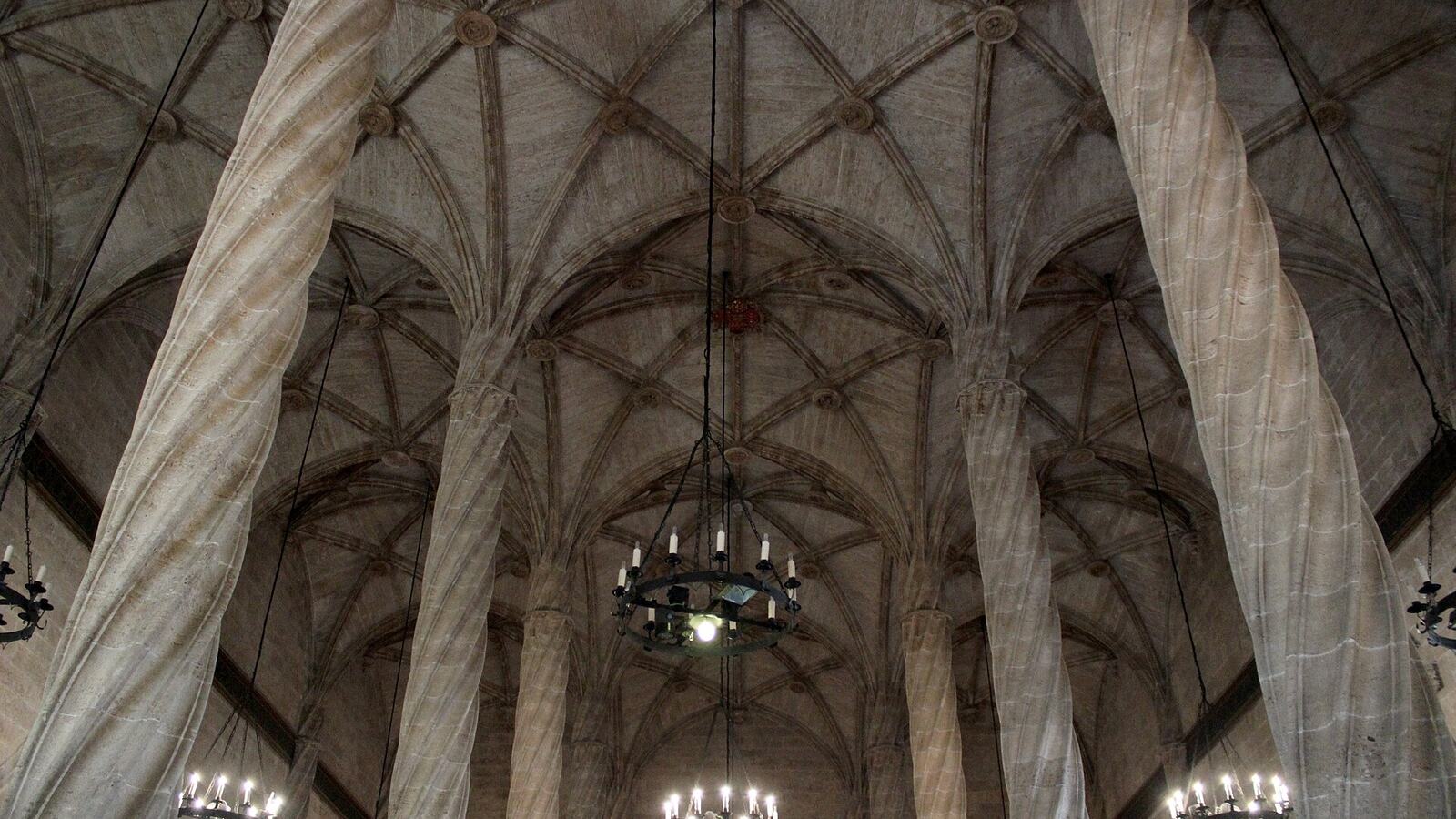 De zuilenhal van La Lonja de la Seda in Valencia met gedraaide zuilen en gotisch gewelf
