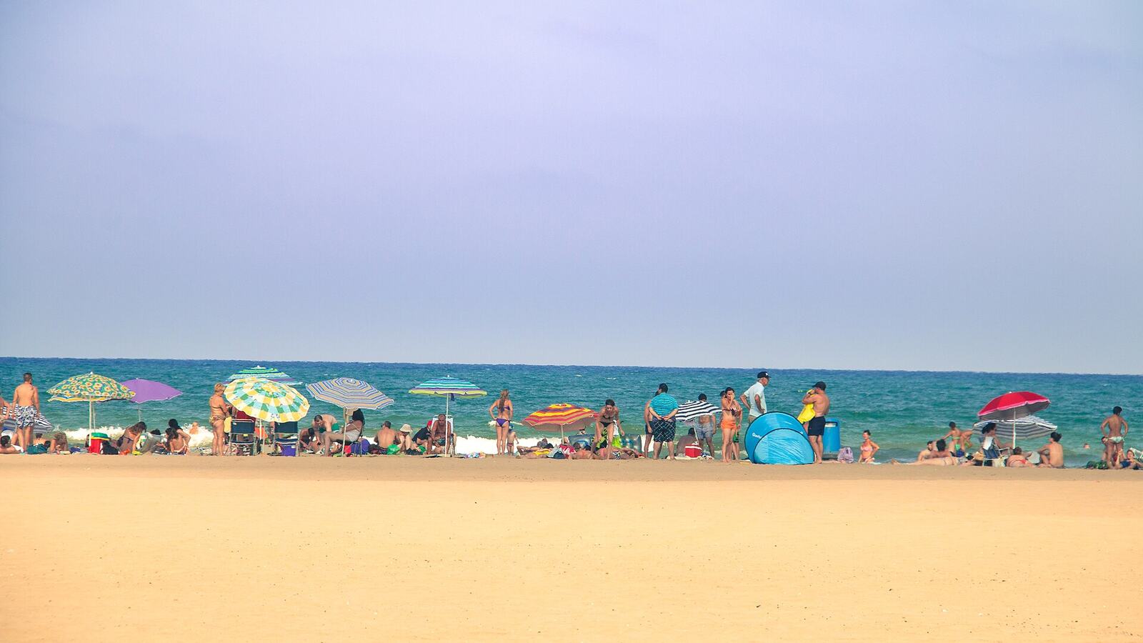 Drukte op het strand van La Malvarrosa in Valencia in de zomer