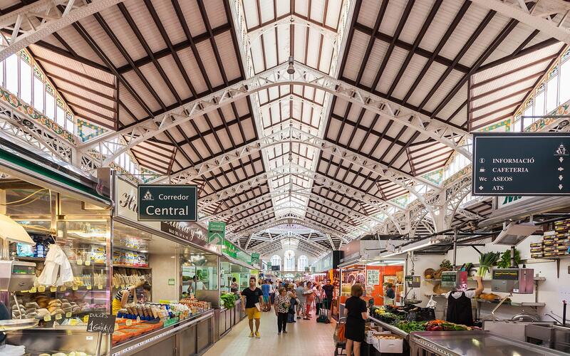 Het interieur van de Mercado Central in Valencia met kraampjes onder de ijzeren overkapping