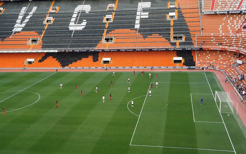 Het veld en de steile tribunes van het voetbalstadion Mestalla in Valencia