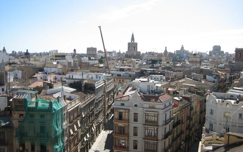 Uitzicht over de daken van Valencia met in de verte de toren van de kathedraal