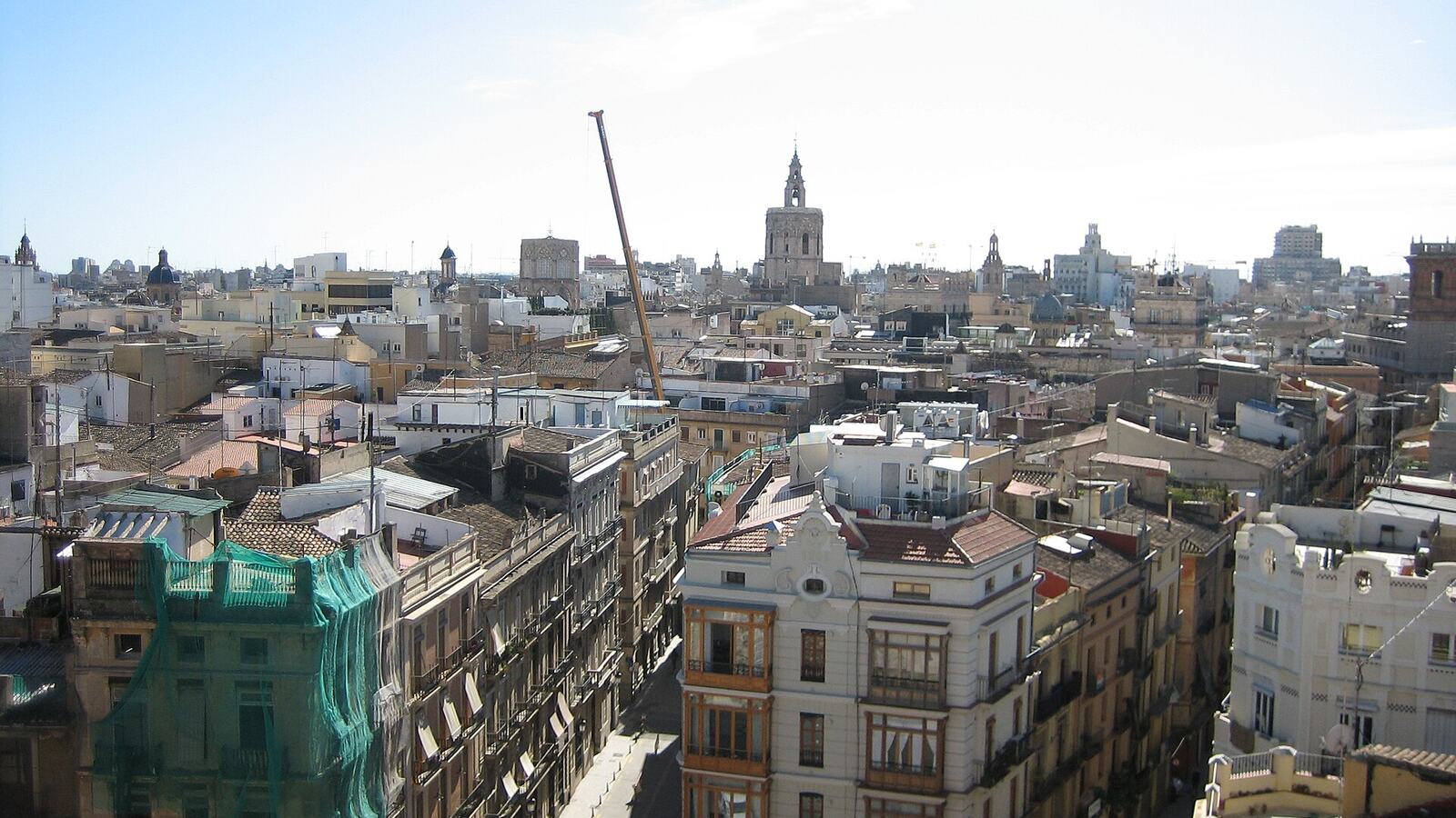 Uitzicht over de daken van Valencia met in de verte de toren van de kathedraal