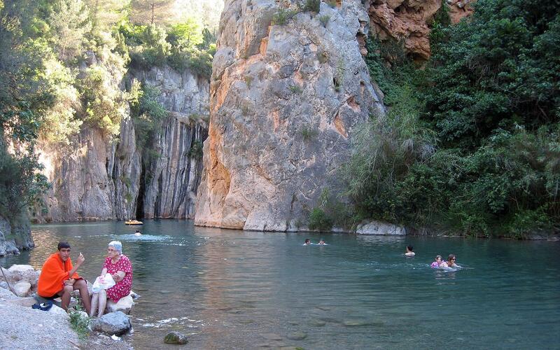 Zwemmers in het heldere water van de Fuente de los Baños bij Montanejos
