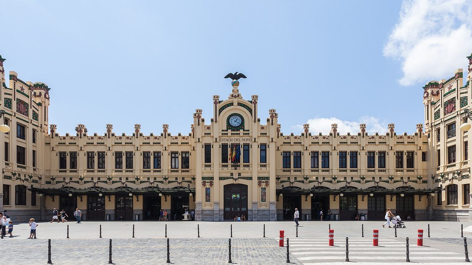 De modernistische gevel van treinstation Estació del Nord in Valencia