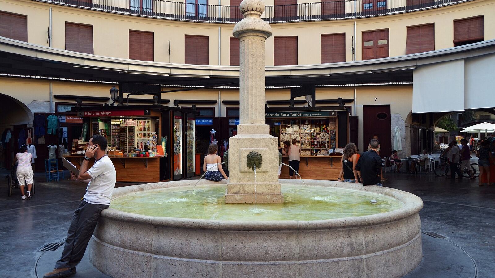 De fontein op het ronde pleintje Plaza Redonda in de oude stad