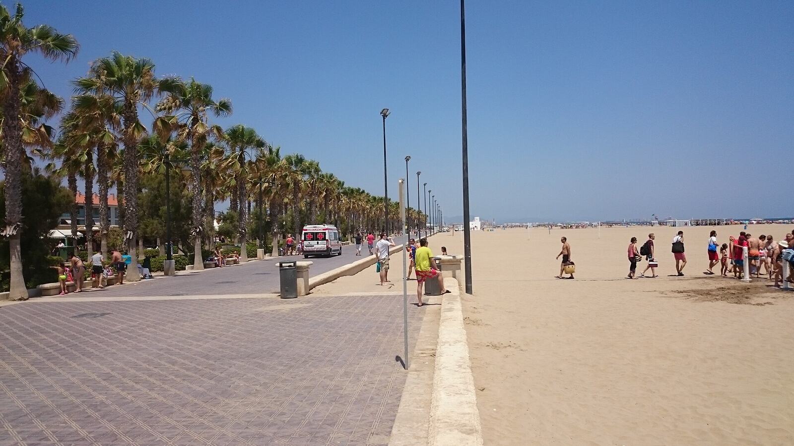 De brede boulevard langs het stadsstrand van Valencia