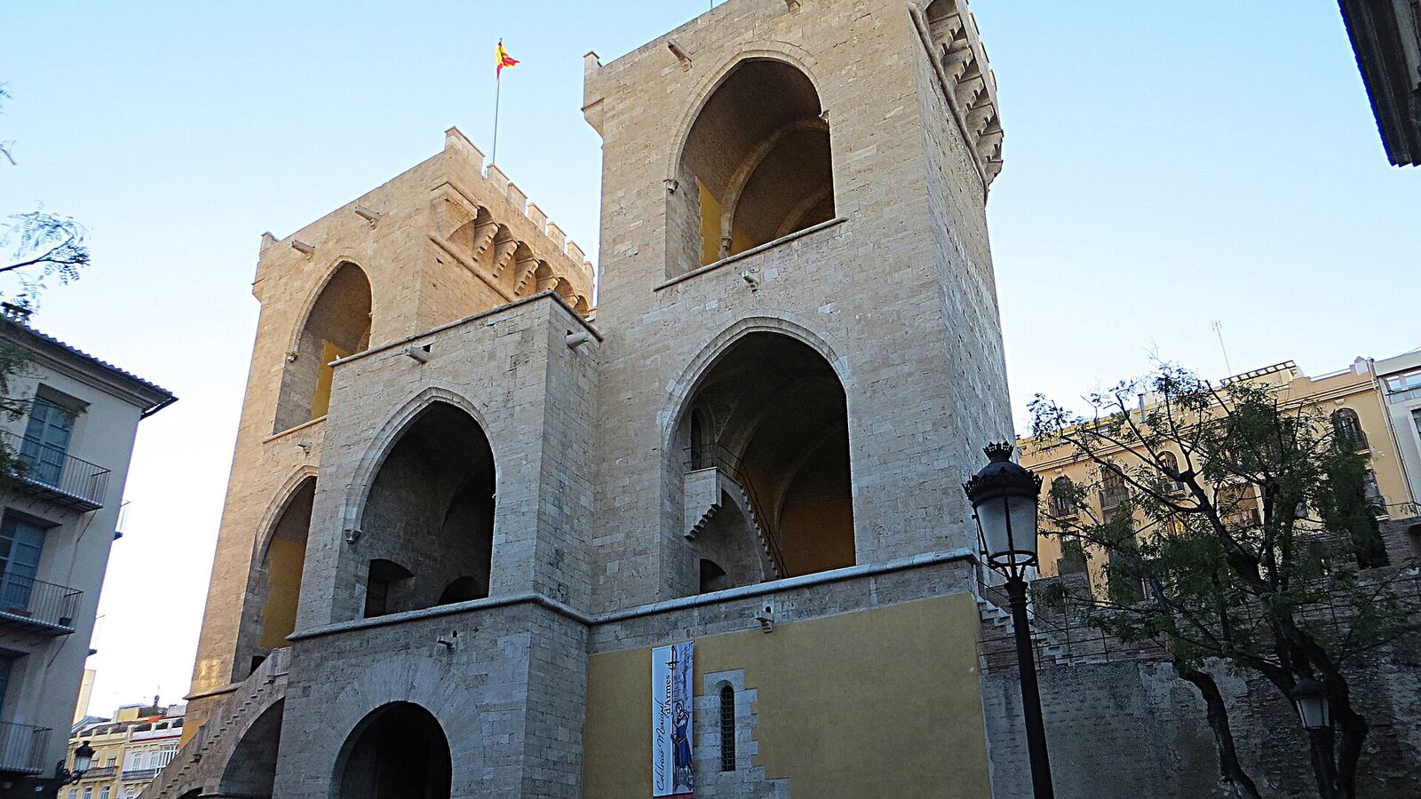 De Torres de Quart in Valencia bij avondlicht met palmbomen