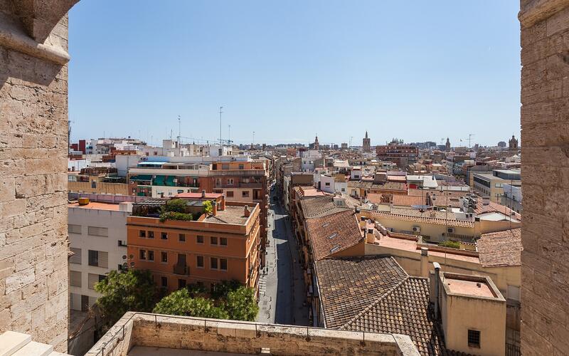 Uitzicht vanaf de Torres de Quart over de daken van de oude stad van Valencia