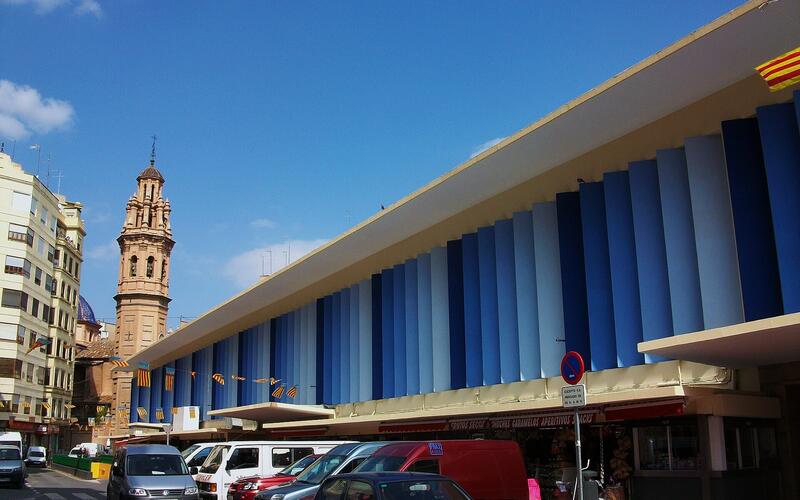 De kleurrijke markthal van Ruzafa met de kerktoren erachter