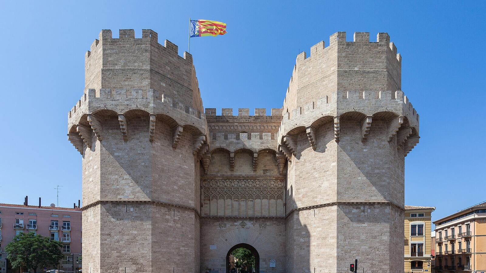 De Torres de Serranos, de middeleeuwse stadspoort aan de rand van El Carmen