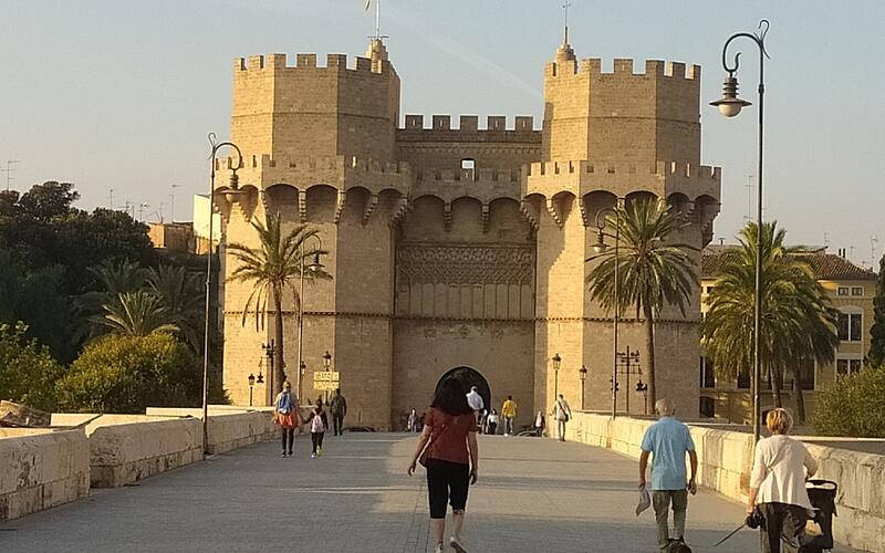 Wandelaars voor de Torres de Serranos in Valencia
