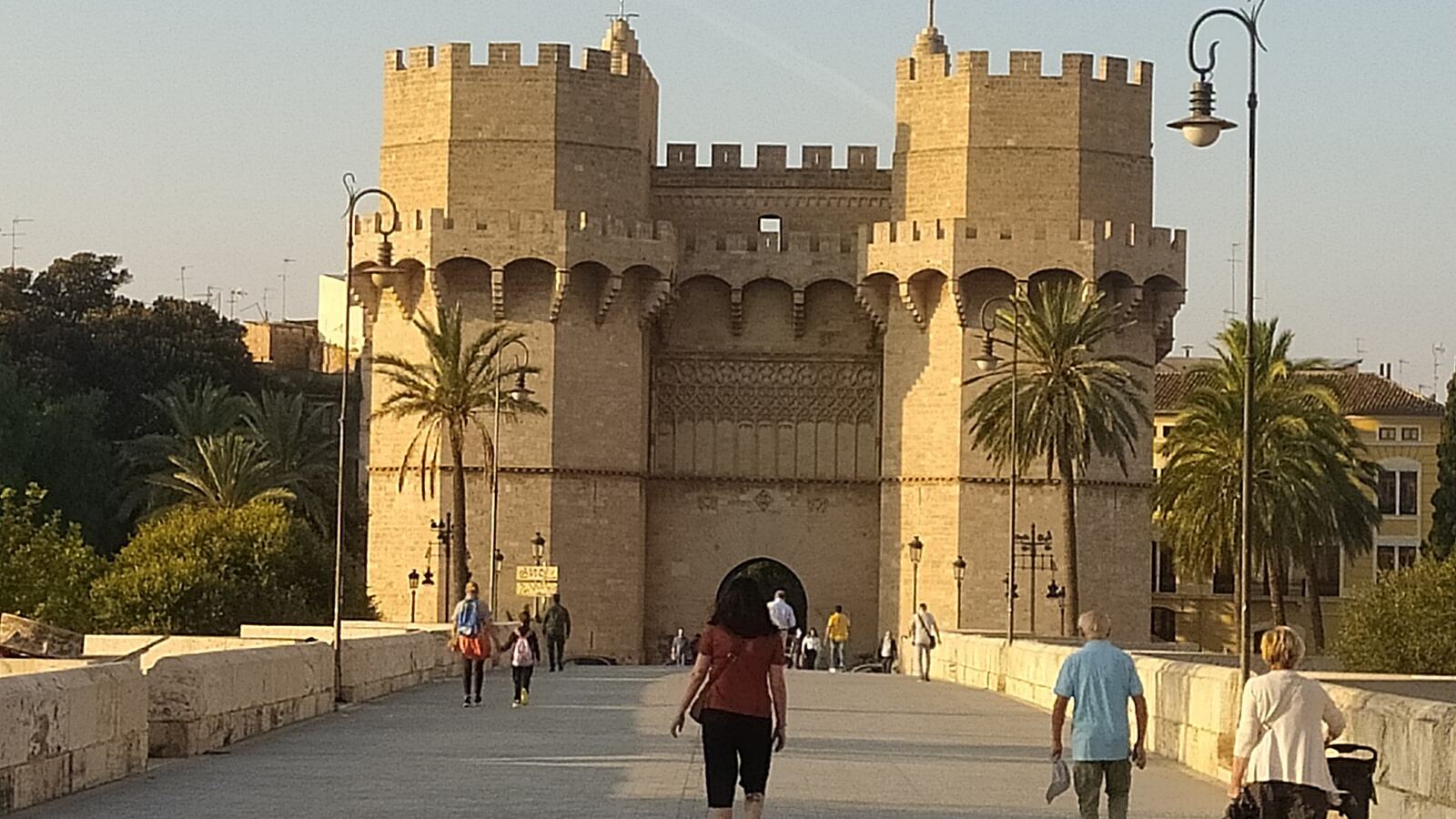 Wandelaars voor de Torres de Serranos in Valencia