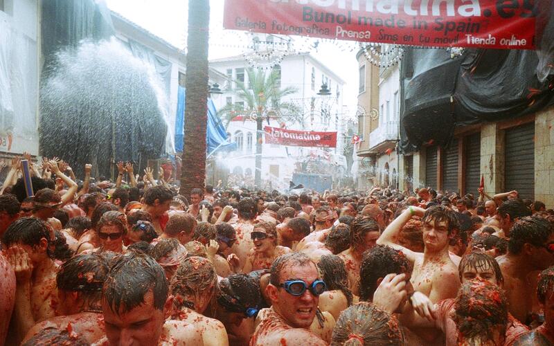 Deelnemers bedekt met tomaten tijdens La Tomatina in Buñol