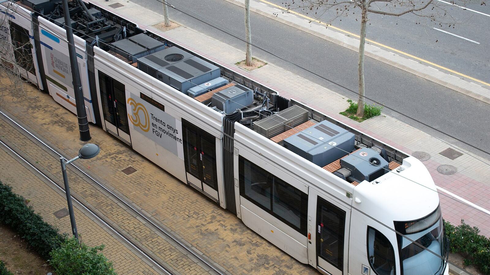 Een tram van Metrovalencia rijdt door een straat in Valencia