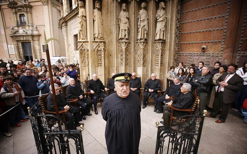 De leden van het Tribunal de las Aguas in zwarte kielen bij de kathedraal van Valencia