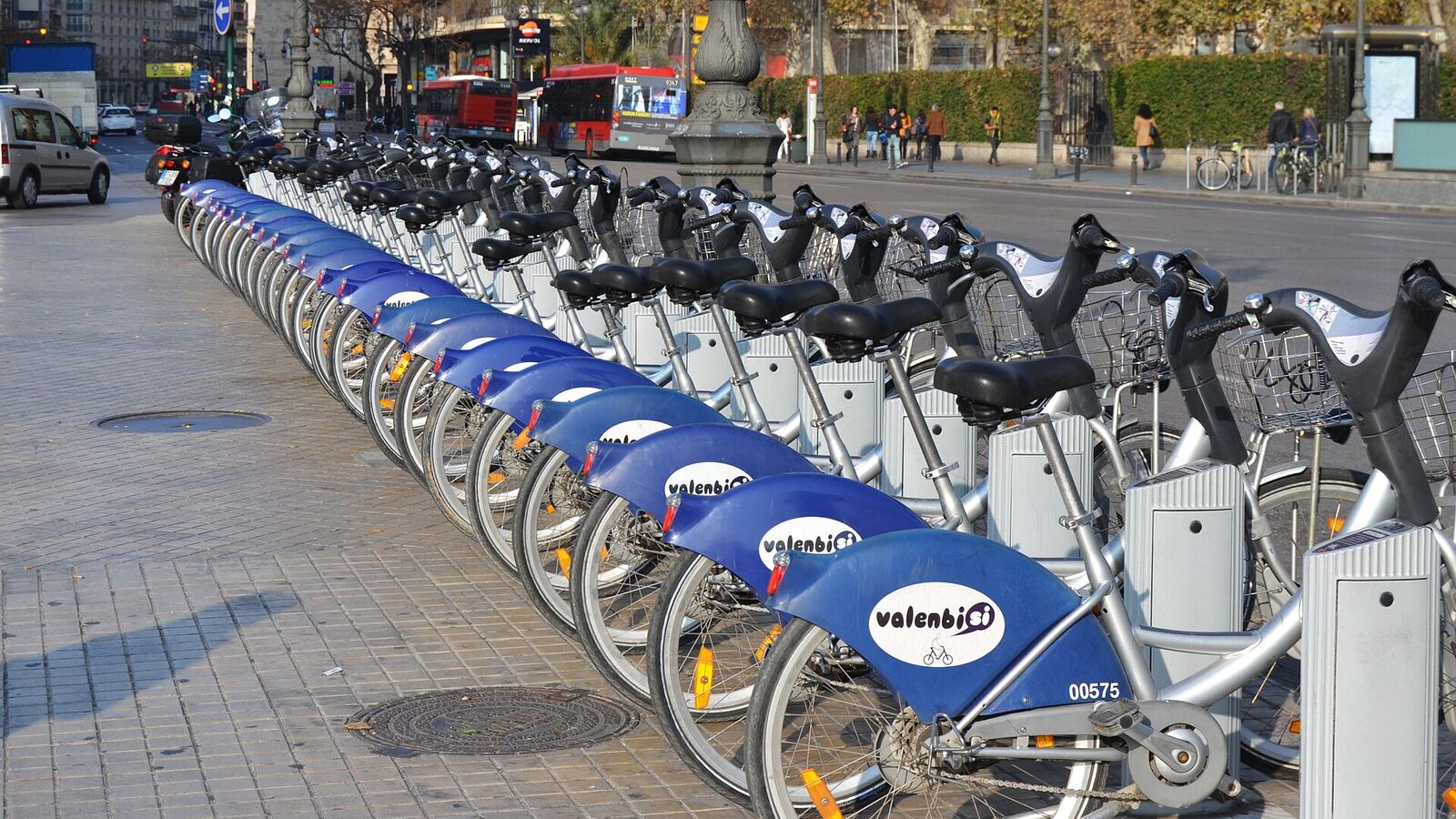 Een rij Valenbisi-deelfietsen in een station in Valencia